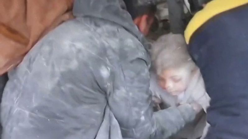 Z trosek rozbombardovaných domů v Sýrii vyhrabali živou dívku
